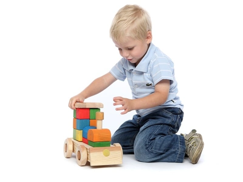 Kind mit Montessori-Stapelturm