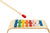 Buntes Xylophon mit erhobenen Schlägel von Spielspecht
